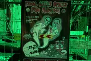 Grafikposter, grün beleuchtet: Zombies neben Totenschädeln, Werbung für Festival.