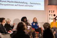 Podiumsdiskussion mit fünf Frauen zum Thema Feminismus in Kunst und Kultur.