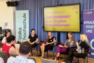 Podiumsdiskussion über K.O.-Tropfen, vier Frauen auf einer Bühne vor Publikum.