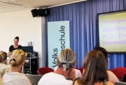 Eine Frau spricht vor Publikum, Slide mit Text "#NOTYOURK.O.-Tropfen" im Hintergrund.