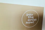 Beiges Plakat mit dem Text "pay the artist now!" in einem weißen Kreis.