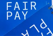 Blauer Hintergrund mit weißem Text "FAIR PAY".