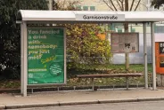 Bushaltestelle Garnisonstraße mit grünem Poster zur Förderung von Konsens.