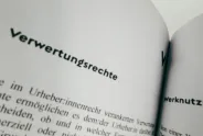 Offenes Buch mit Text über Verwertungsrechte.