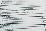 Tabellenkalkulation mit Ausgabenkategorien auf Deutsch und Englisch.