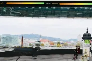 Stadtpanorama mit moderner Architektur, verziert mit feministischen Plakaten.