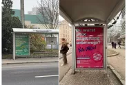 Bushaltestelle mit Plakat der feministischen Organisation und rosa Hintergrund.