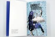 Offenes Buch mit blauem Kunstcover und Titel "Unruly Thoughts".