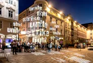 Historische Gebäude bei Nacht, Projektion mit „unite, strike, fight“.
