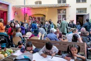 Menschen bei Gemeinschaftsveranstaltung im Innenhof, Kinder zeichnen.