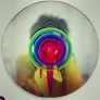 Bunte, kreisförmige Grafik mit Schichten in Regenbogenfarben.