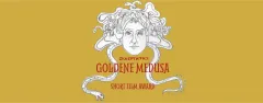 Goldene Medusa-Logo mit Medusa-Kopf und Schlangen auf gelbem Hintergrund.