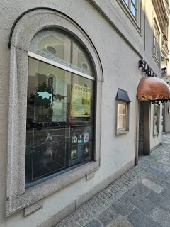 Schaufenster mit Plakaten