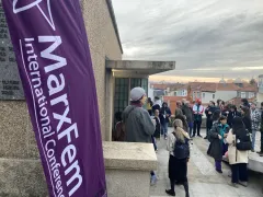 Teilnehmerinnen stehen vor einem Gebäude bei der MarxFem International Conference.
