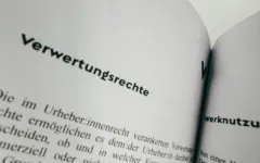 Offenes Buch mit Text über Verwertungsrechte.