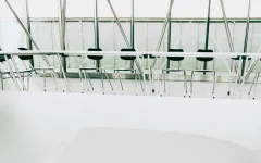 Leere Konferenzstühle in modernem Raum mit Glaswänden.