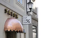 Ladenschild mit Aufschrift "Salon" und einem weiteren Schild daneben.