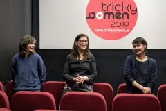 Drei Frauen lächeln vor einer Kinoleinwand mit "tricky women 2019"-Logo.