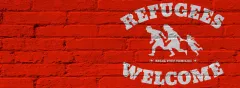 Rote Ziegelwand mit Grafik einer Flüchtlingsfamilie und Text "Refugees Welcome".