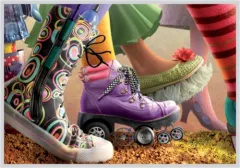 Bunte Schuhe in verschiedenem Design und Größe auf Grasboden.