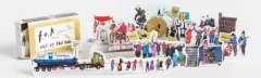 Bunte Illustration von Protesten mit Schildern, Figuren, einem Truck und einer Box.
