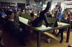 Foto: Performance Oval Office Kunstuni Linz