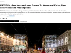Fotografie: Nachtaufnahme einer belebten Straße mit beleuchteten Gebäuden.