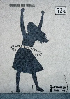 Silhouette einer tanzenden Frau, Arme erhoben, Graffiti-Stil.