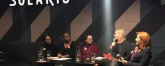 Podiumsdiskussion mit fünf Frauen im Solaris Café, Mikrofon und Wasserkrüge auf dem Tisch.