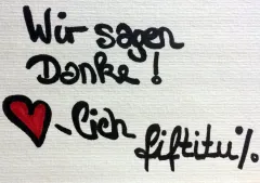 Danke-Nachricht mit rotem Herz, handgeschrieben auf weißem Hintergrund.
