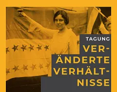 Frau hebt Glas, posiert vor Flagge. Sepia-Ton, feierlicher Ausdruck.