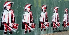 Grafik von fünf identischen, rot-weißen Feuerwehrmann-Kindern an einer Wand.