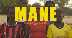 Fünf Personen in bunten Sporttrikots, gelber Schriftzug "MANE".
