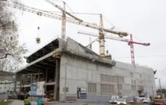 Bau einer großen Betonstruktur mit zwei Kränen.