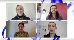 Vier Personen in einem Videogespräch, lächeln.