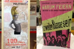 Zwei Plakate zum Thema Frauenwahlrecht in verschiedenen Designs und Farben.